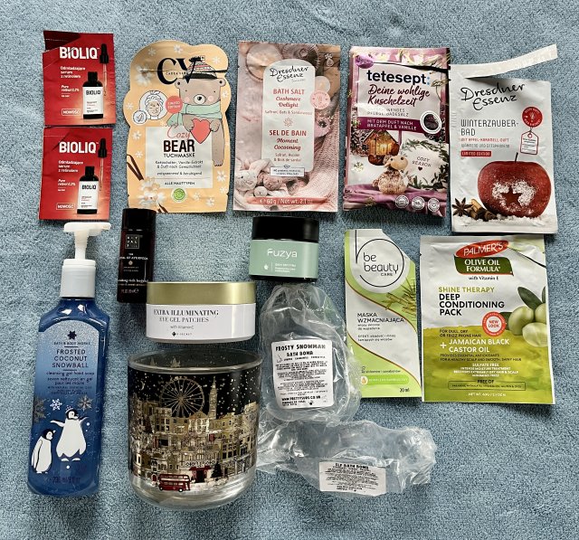 Denkowanie część druga :) Luty: Walentynkowy klimat, wszystkie odcienie czerwieni i różowego, a także z serduszkami, buziakami oraz motyw kwiatowy