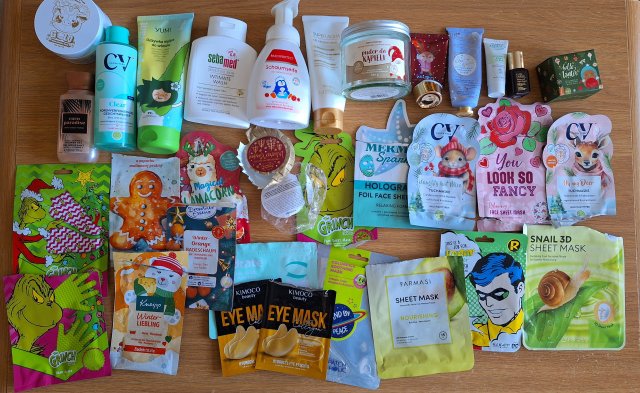 Denkowanie część druga :) Luty: Walentynkowy klimat, wszystkie odcienie czerwieni i różowego, a także z serduszkami, buziakami oraz motyw kwiatowy