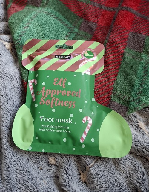 Sence Essentials Maska do stóp w formie skarpetek, Elf Approved Softness, Candy Cane Scent