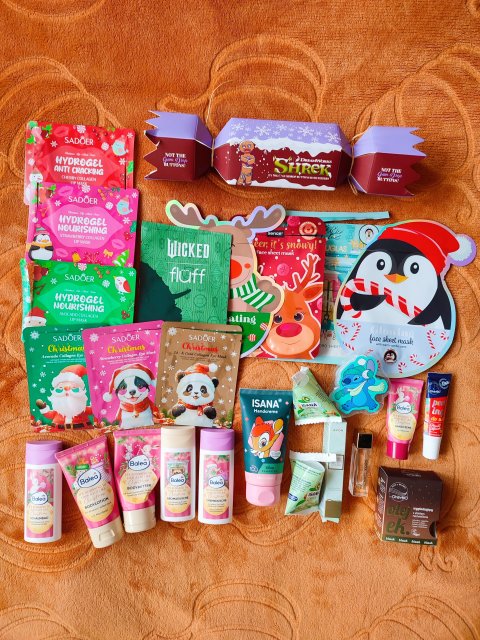 Denkowanie część druga :) Luty: Walentynkowy klimat, wszystkie odcienie czerwieni i różowego, a także z serduszkami, buziakami oraz motyw kwiatowy