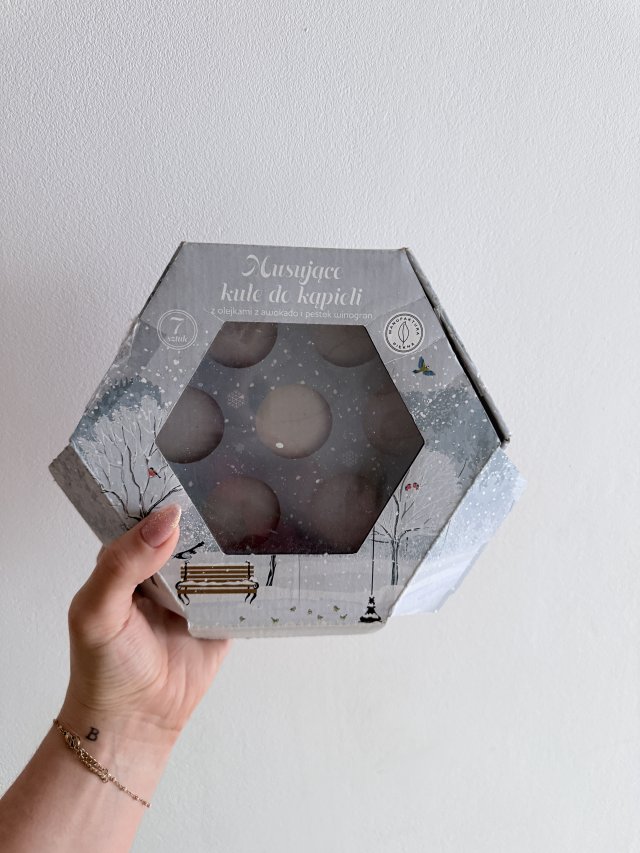 Denkowanie część druga :) Luty: Walentynkowy klimat, wszystkie odcienie czerwieni i różowego, a także z serduszkami, buziakami oraz motyw kwiatowy