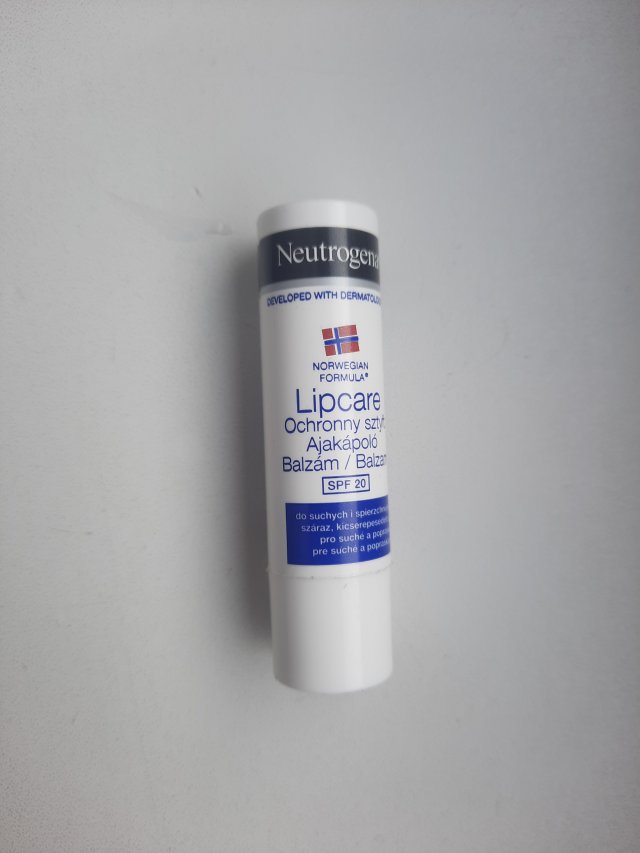 Denkowanie część druga :) Luty: Walentynkowy klimat, wszystkie odcienie czerwieni i różowego, a także z serduszkami, buziakami oraz motyw kwiatowy