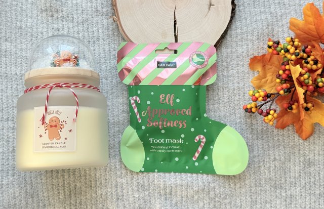 Sence Essentials Maska do stóp w formie skarpetek, Elf Approved Softness, Candy Cane Scent