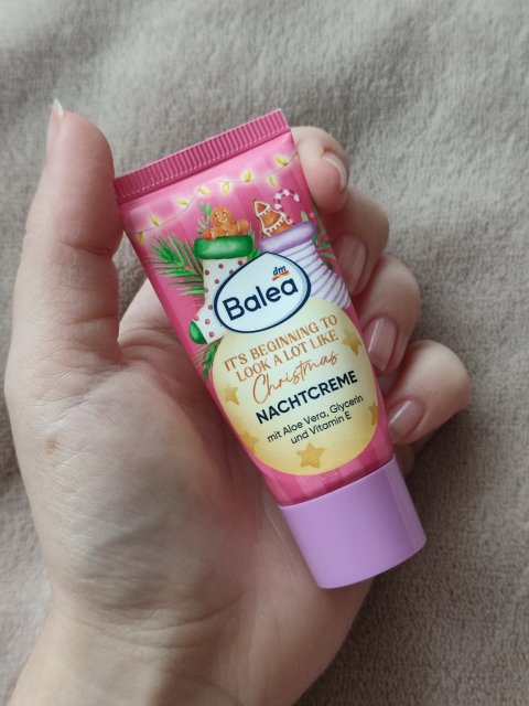 Denkowanie część druga :) Luty: Walentynkowy klimat, wszystkie odcienie czerwieni i różowego, a także z serduszkami, buziakami oraz motyw kwiatowy