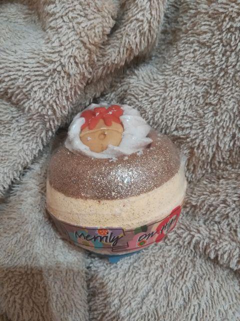 Bomb Cosmetics Musująca kula do kąpieli Merrily On High