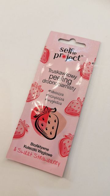 Selfie Project Peeling do twarzy, Drobnoziarnisty, BioAktywne kuleczki węglowe, Truskawkowy