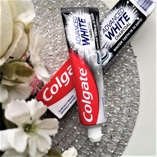 Colgate Pasta do zębów, Natural Extracts, Charcoal + White, Z aktywnym węglem