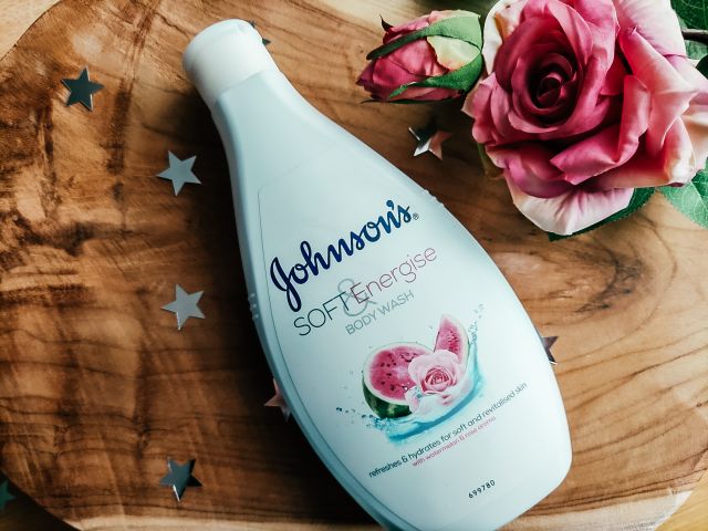 Johnson`s Żel pod prysznic, Soft & Energise, Arbuz i róża