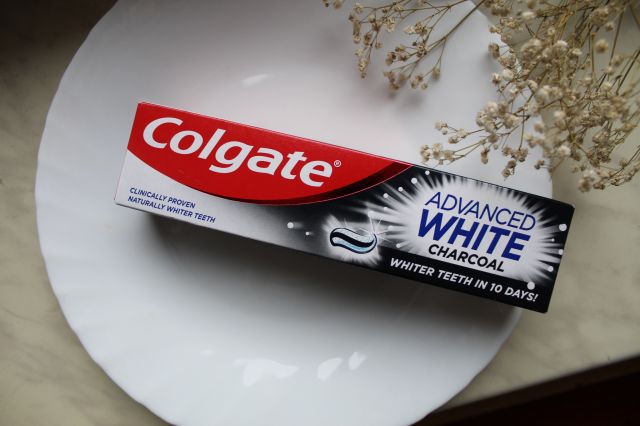 Colgate Pasta do zębów, Advanced White, Charcoal