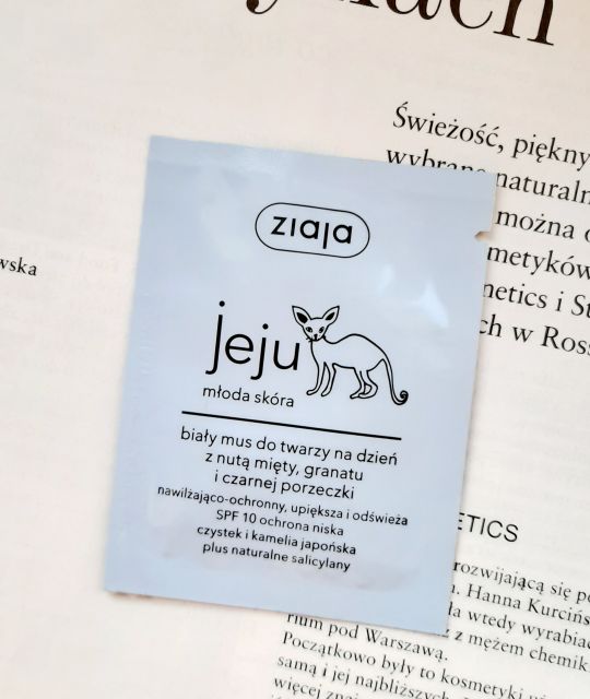 Ziaja Jeju, Młoda skóra, Biały mus do twarzy, Na dzień, Z nutą mięty, granatu i czarnej porzeczki, Nawilżająco-ochronny, SPF 10 data-recommend=