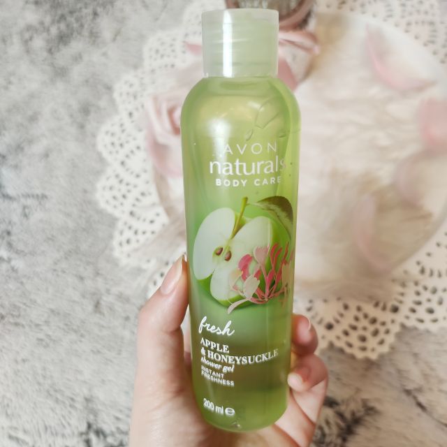 Avon Naturals, Żel pod prysznic, Jabłko i Kwiat wiciokrzewu