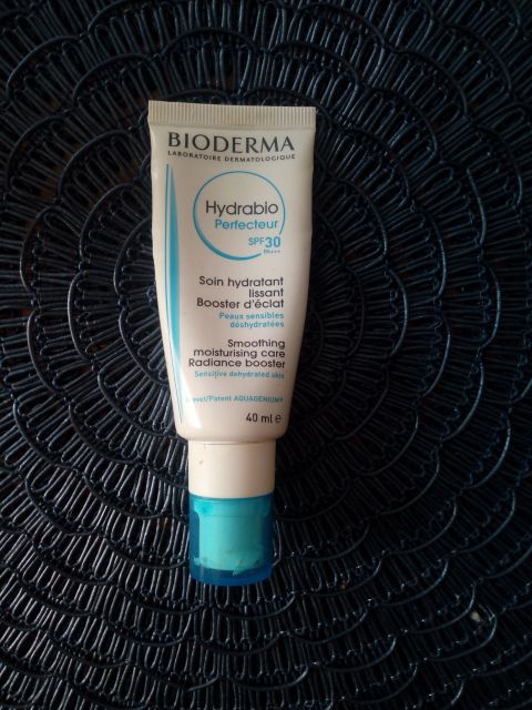 Bioderma Hydrabio, Perfecteur, Krem nawilżający, wygładzający i rozświetlający skórę twarzy z filtrem SPF 30