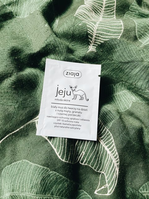 Biały mus do twarzy ziaja jeju