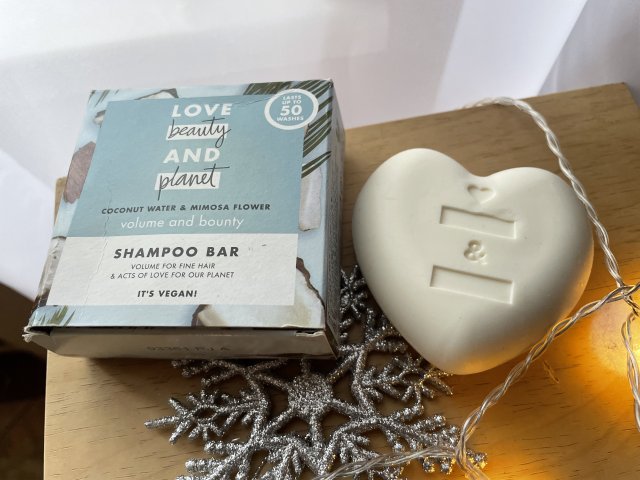 Love Beauty and Planet Szampon do włosów w kostce, Coconut Water & Mimosa Flower, Volume & Bounty