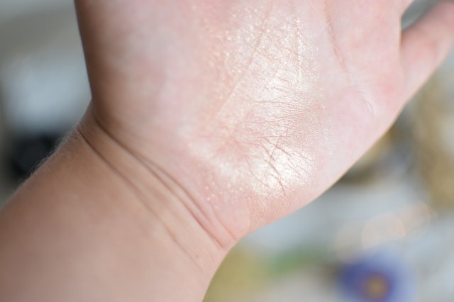 Bell Carnival, Metal Frosting Eyeshadow, Cień do powiek, Foliowy, Sypki, nr 001 Classic Popcorn