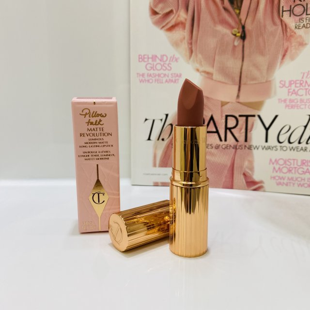 Charlotte Tilbury Pomadka do ust, Matte Revolution, kolor Pillow Talk