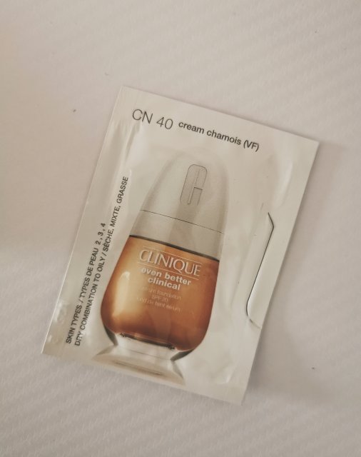  Clinique Even Better, Podkład do twarzy, Clinical Serum Foundation SPF 20, nr CN 40, Cream Chamois.