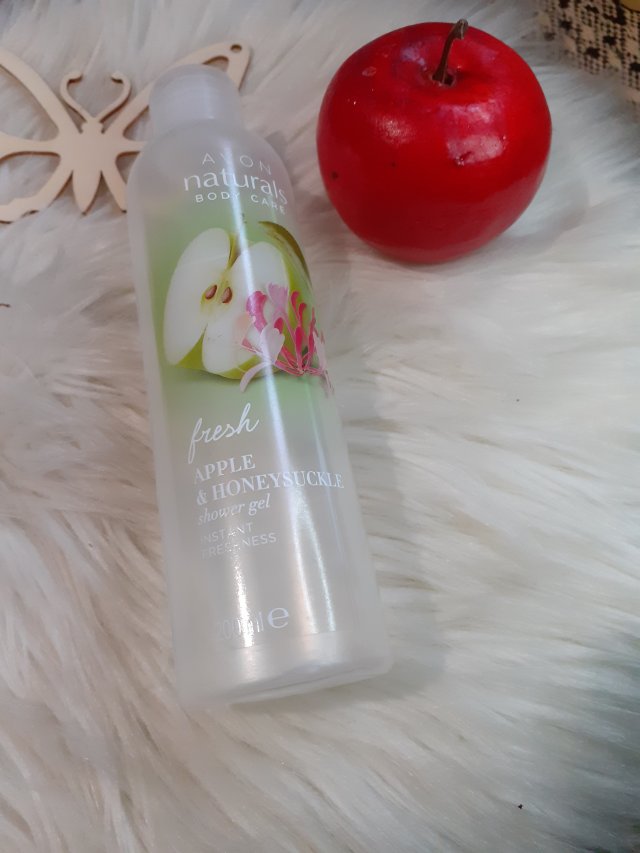 Avon Naturals, Żel pod prysznic, Jabłko i Kwiat wiciokrzewu