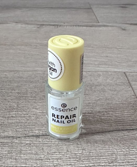 Essence Nail Repairing Oil, Olejek do paznokci i skórek