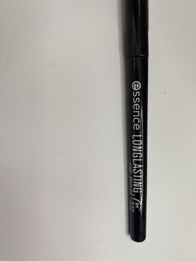 Czarna kredka Essence