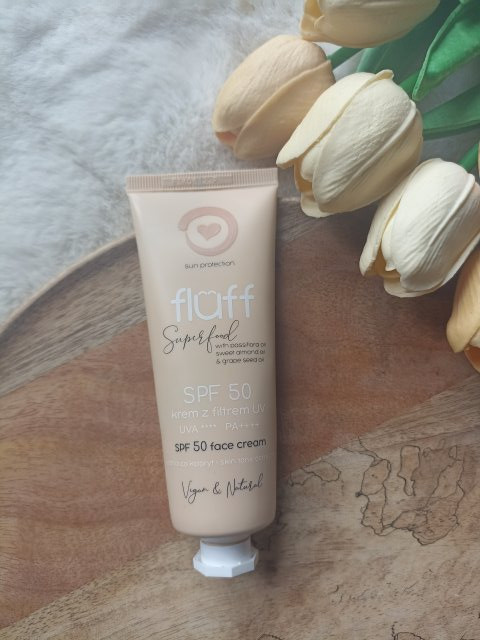 Fluff Superfood, Krem do twarzy, Z filtrem UV, SPF 50, Wyrównujący koloryt skóry
