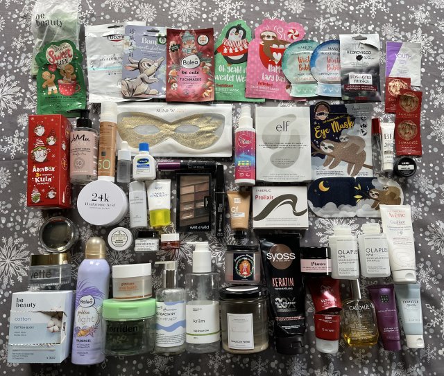 Denkowanie część druga :) Grudzień, kosmetyki w świątecznych opakowaniach lub w świątecznych kolorach: czerwonym, zielonym i złotym 