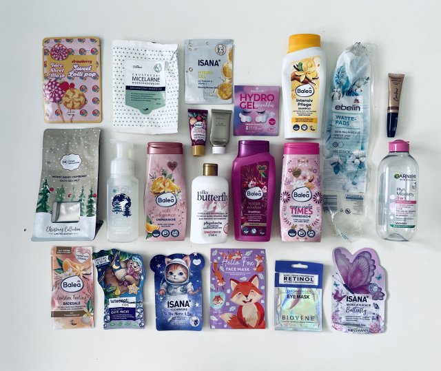 Denkowanie część druga :) Grudzień, kosmetyki w świątecznych opakowaniach lub w świątecznych kolorach: czerwonym, zielonym i złotym 