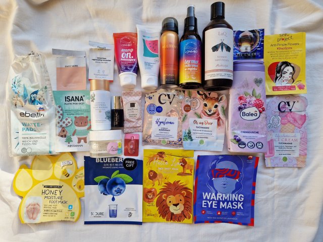 Denkowanie część druga :) Grudzień, kosmetyki w świątecznych opakowaniach lub w świątecznych kolorach: czerwonym, zielonym i złotym 