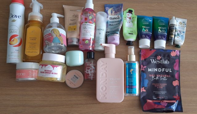 Denkowanie część druga :) Grudzień, kosmetyki w świątecznych opakowaniach lub w świątecznych kolorach: czerwonym, zielonym i złotym 