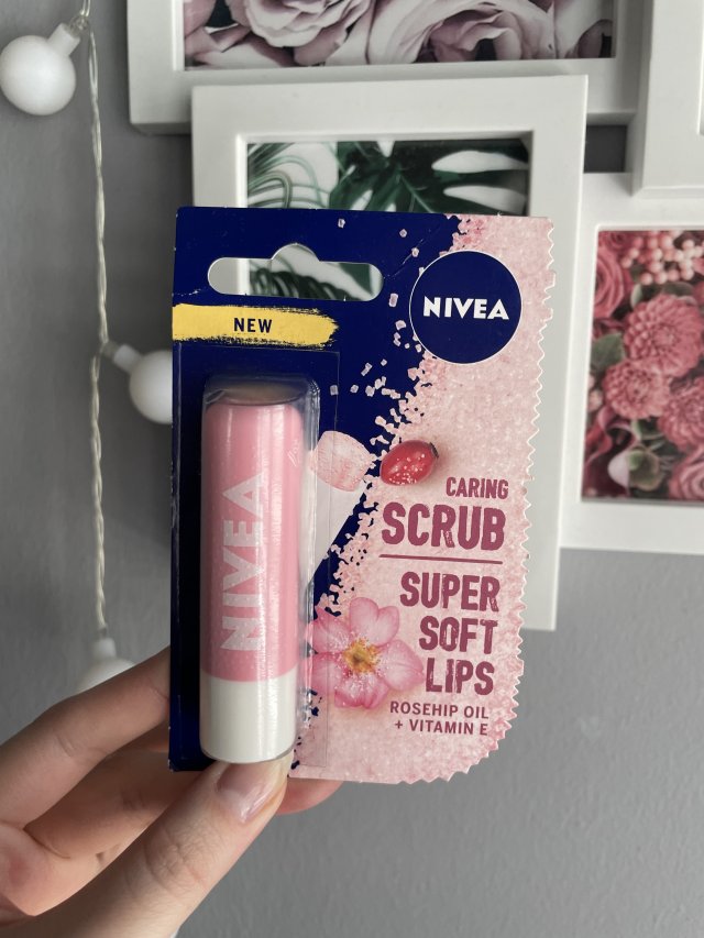 Nivea Super Soft Lips, Peeling do ust w sztyfcie, Pielęgnujący, Dzika róża, Witamina E