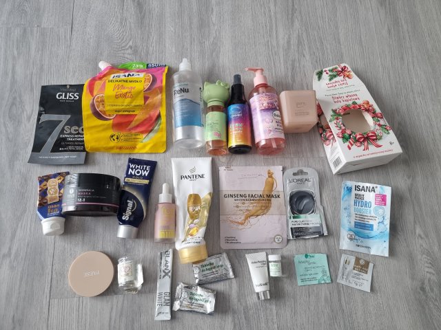 Denkowanie część druga :) Grudzień, kosmetyki w świątecznych opakowaniach lub w świątecznych kolorach: czerwonym, zielonym i złotym 