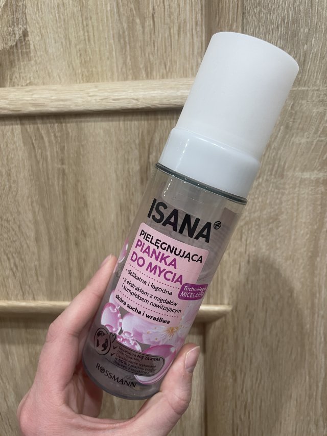 Isana Pianka do mycia twarzy, Pielęgnująca, Ekstrakt z migdałów i kompleksem nawilżającym, Cera sucha i wrażliwa 