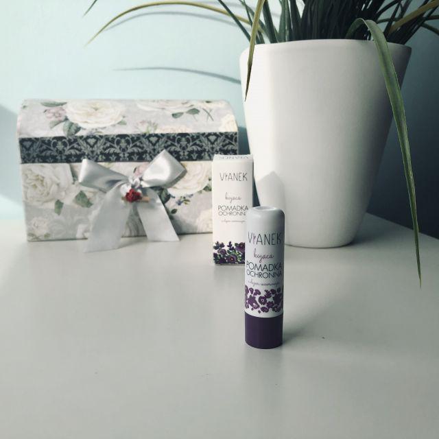 Vianek Pomadka ochronna do ust, Seria fioletowa, Kojąca z olejem sezamowym