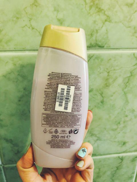 Avon żel pod prysznic love in bloom senses