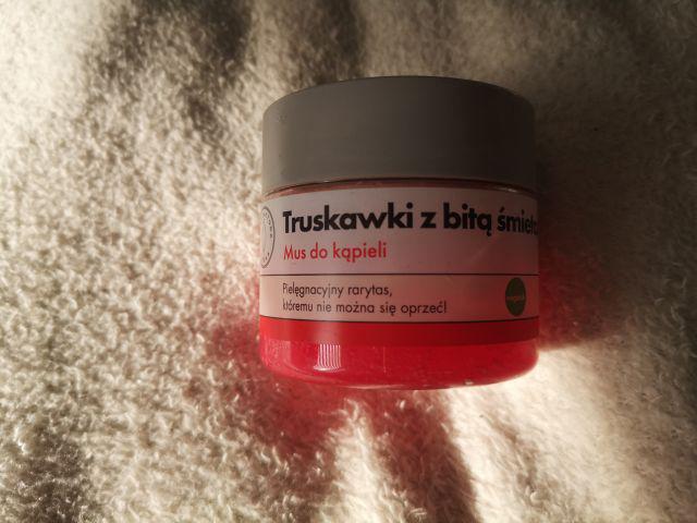 Manufaktura piękna Truskawki z bitą śmietaną, mus do kąpieli 