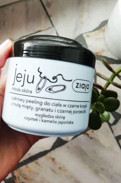 Ziaja Jeju, Młoda skóra, Peeling do ciała, W czarne kropki, Cukrowy