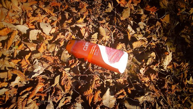 Avon odżywczy balsam z masłem kakaowym Avon Care  Avon care    Odżywczy balsam do ciała z masłem kakaowym