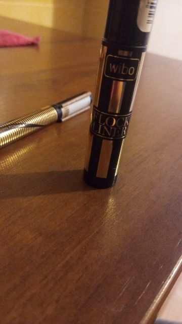 Dwa trwałe eyelinery