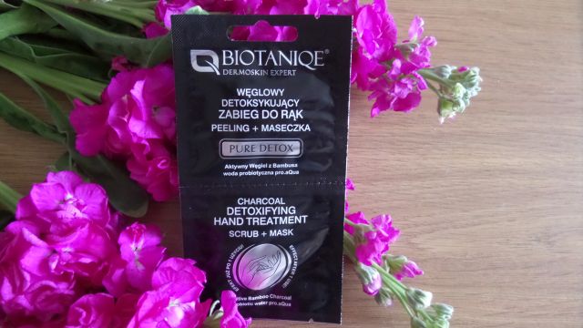 Biotaniqe Zabieg do rąk, Peeling + maseczka, Detoksykujący, Aktywny węgiel z bambusa i woda probiotyczna proaQua