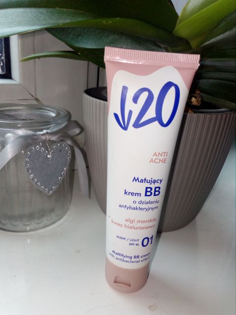 Under Twenty Anti! Acne, Matujący krem BB o działaniu antybakteryjnym, nr 01 jasny beż 