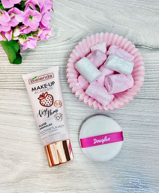 Bielenda, Make-Up Academie, Vege Flumi, Fluid mineralny rozświetlajacy z sokiem z truskawki