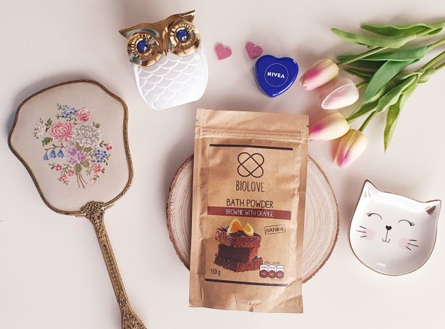Biolove Puder do kąpieli, Brownie z pomarańczą