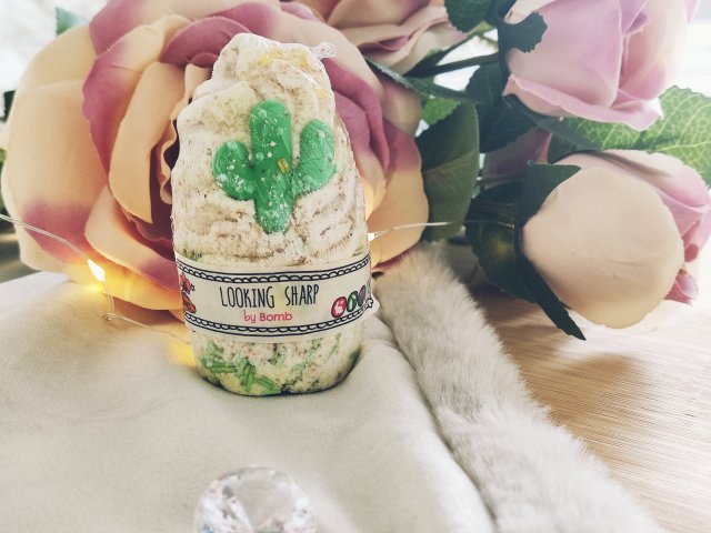 Bomb Cosmetics Babeczka do kąpieli, Looking Sharp