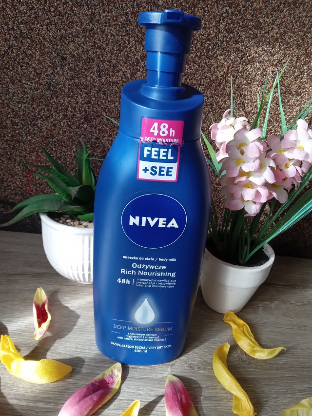 Nivea, mleczko do ciała, odżywcze, olejek migdałowy i witamina E, skóra bardzo sucha