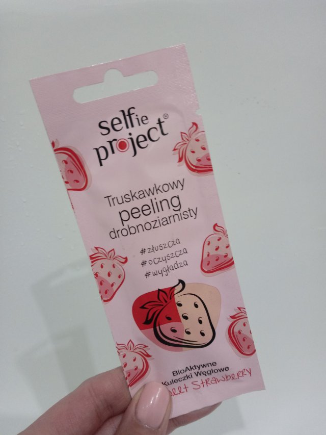 Selfie Project Peeling do twarzy, Drobnoziarnisty, BioAktywne kuleczki węglowe, Truskawkowy