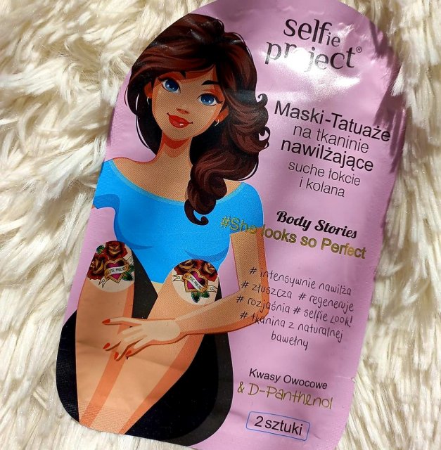 Selfie Project Body Stories, #She looks so Perfect, Maska-tatuaż na tkaninie, Nawilżająca, Suche kolana i łokcie
