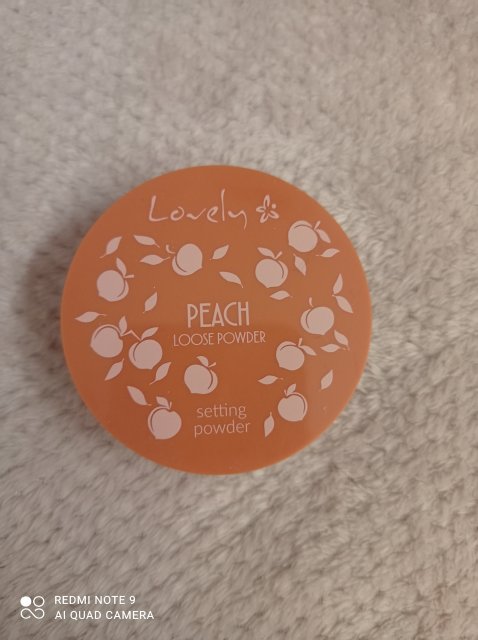 Lovely Peach Loose Powder, Puder do twarzy, Transparentny, O delikatnym brzoskwiniowym kolorze