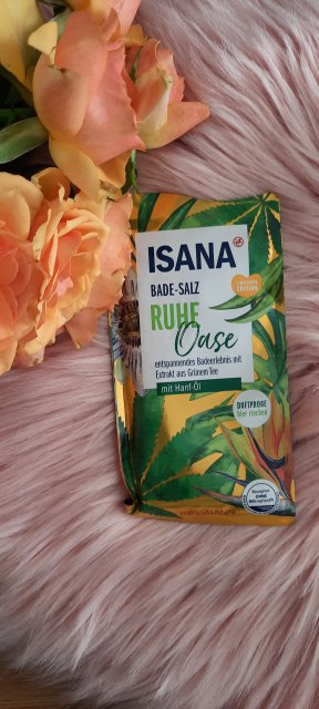 Isana sól do kąpieli Oaza Spokoju z ekstraktem z zielonej herbaty i olejem konopnym