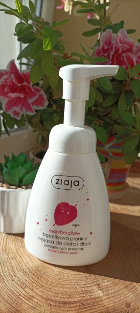 Ziaja Pielęgnacyjny Przysmak, Marshmallow, Pianka myjąca do ciała i dłoni, Bąbelkowa, Truskawkowy puch