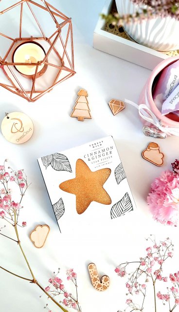 dealz Kula do kąpieli, Star Fizzer, Forest Wild, Cinamon&Ginger, Musująca gwiazda do kąpieli, Z brokatem, Cynamon i Piernik